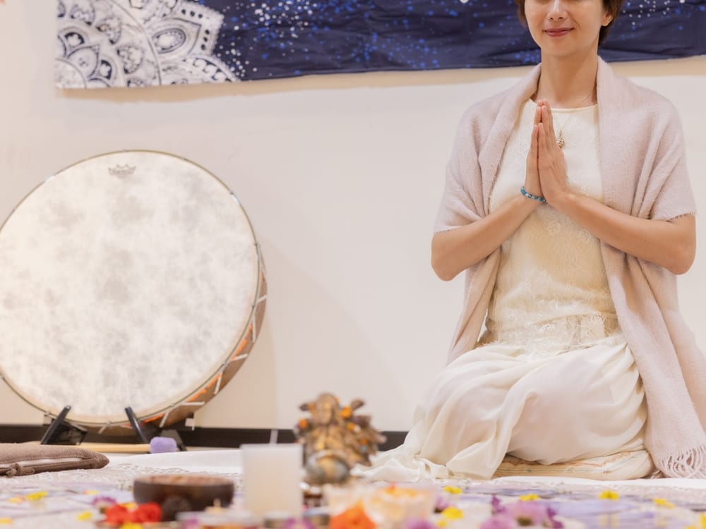 女人身心靈・祭壇前合十祈禱