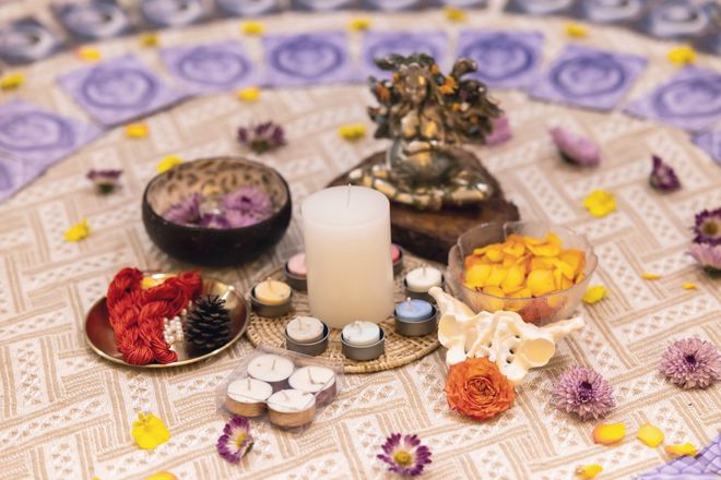 圓心祭壇：蠟燭、花瓣與象神像