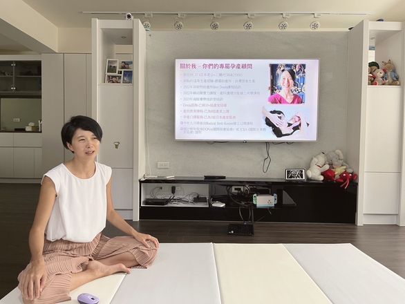 Milliya 坐在客廳帶孕產課
