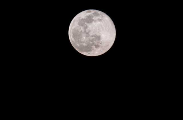 夜空中的滿月